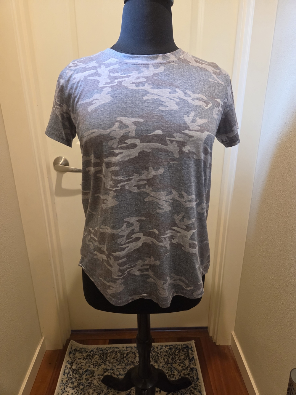 Amaryllis Womens Gray Camo Short Sleeve Tee